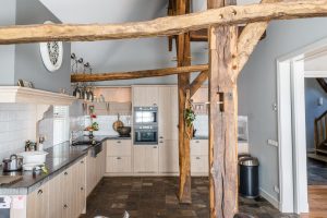 Houten gebinten in het zicht bij renovatie karakteristieke woonboerderij