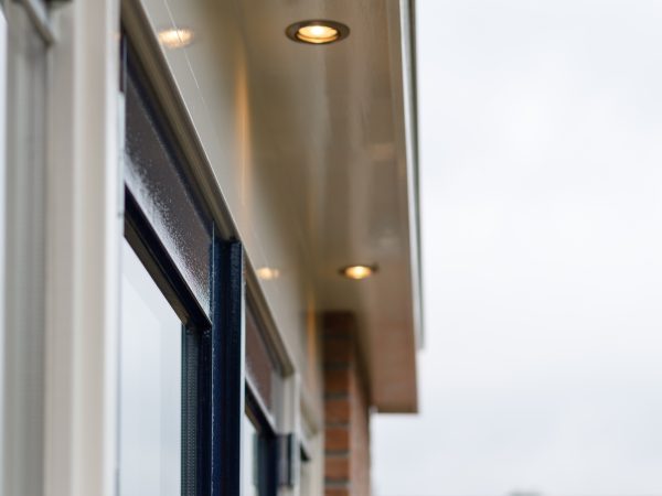 Overstek met spotjes aanbouw voor uitbreiding keuken