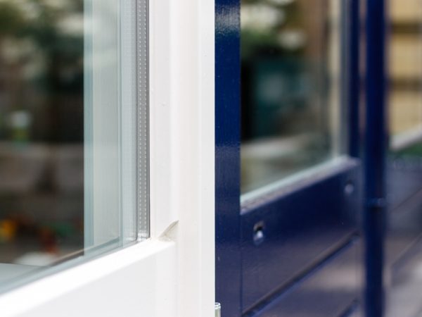 Kozijndetail buitendeur aanbouw met moderne keukenuitbreiding Winterswijk door Aannemingsbedrijf H.J. te Selle BV