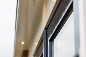 Kozijndetail overstek aanbouw met moderne keukenuitbreiding Winterswijk door Aannemingsbedrijf H.J. te Selle BV