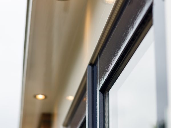 Kozijndetail overstek aanbouw met moderne keukenuitbreiding Winterswijk door Aannemingsbedrijf H.J. te Selle BV