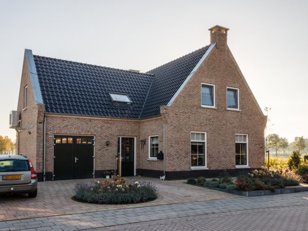 Voorgevel en architectonische details van vrijstaande nieuwbouwwoning Winterswijk-Meddo
