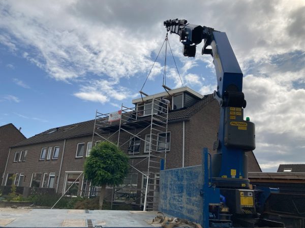 Plaatsen prefab dakkapel centrum van Winterswijk