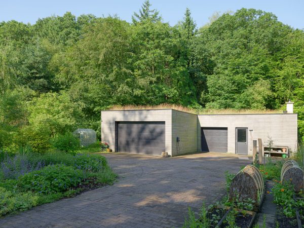 Aanzicht van bijgebouw voorzien van bamboe gevelbekleding