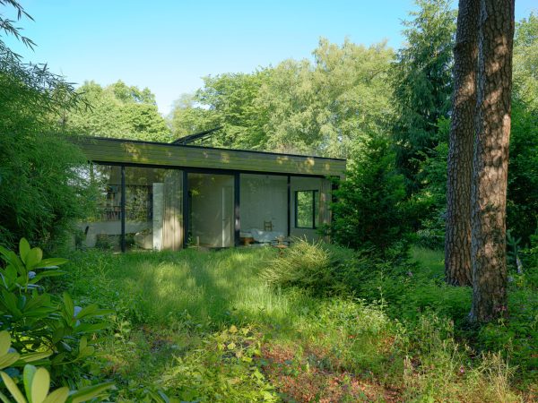 Zijaanzicht van de nieuwbouwwoning voorzien van bamboe gevelbekleding