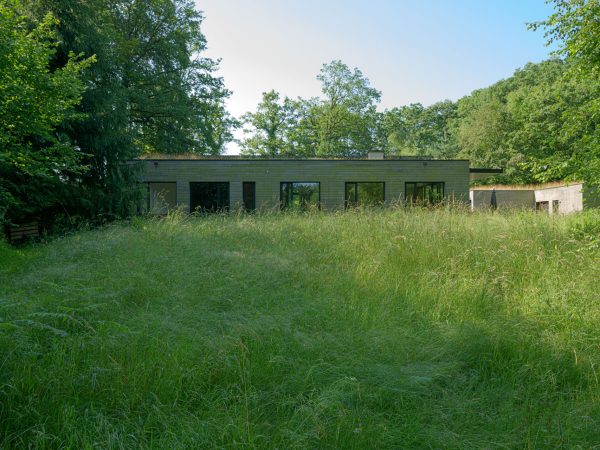 Achteraanzicht van de nieuwbouwwoning voorzien van bamboe gevelbekleding
