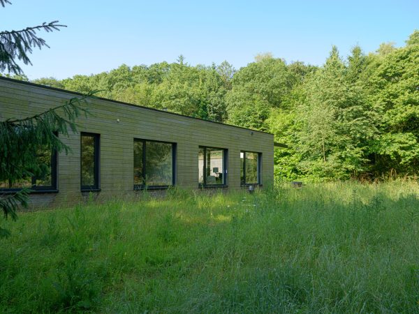 Achteraanzicht van de nieuwbouwwoning voorzien van bamboe gevelbekleding