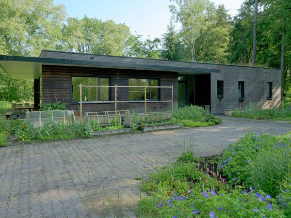 Vooraanzicht van de nieuwbouwwoning voorzien van bamboe gevelbekleding