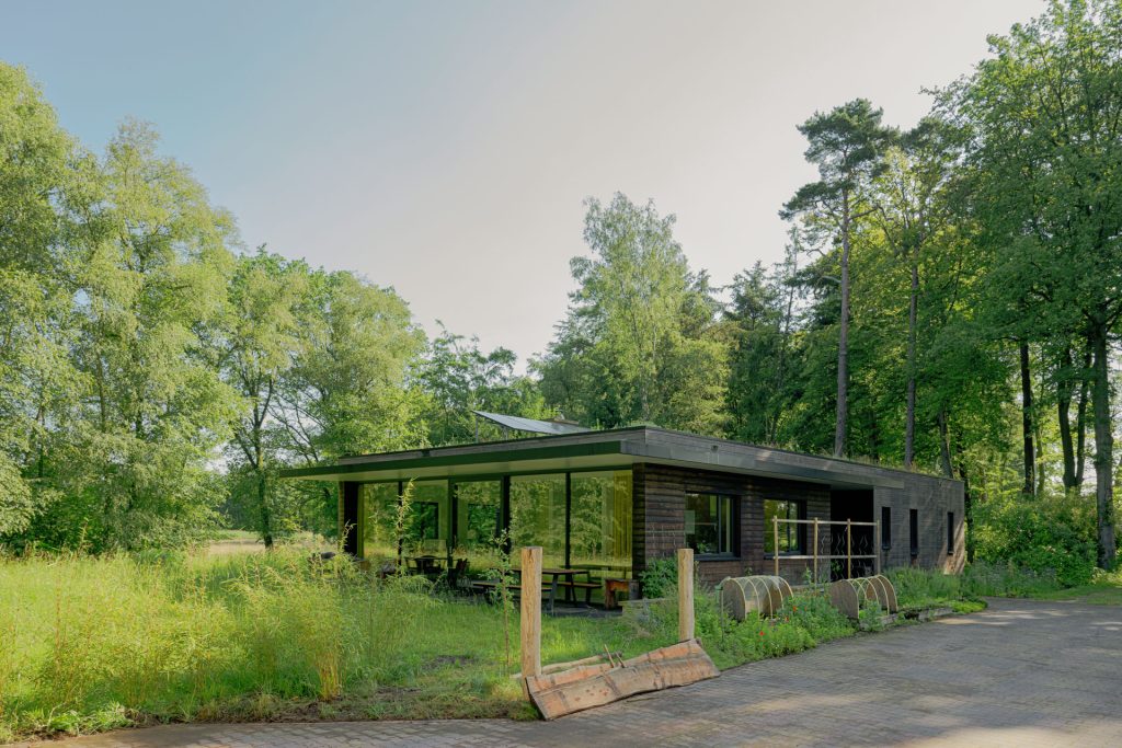 Vooraanzicht van de nieuwbouwwoning voorzien van bamboe gevelbekleding