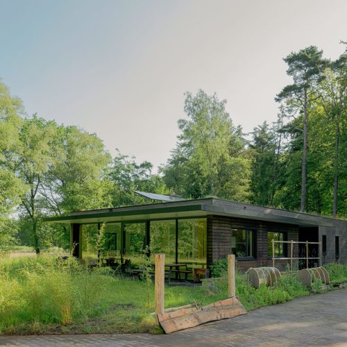 Vooraanzicht van de nieuwbouwwoning voorzien van bamboe gevelbekleding