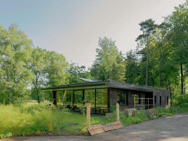 Vooraanzicht van de nieuwbouwwoning voorzien van bamboe gevelbekleding