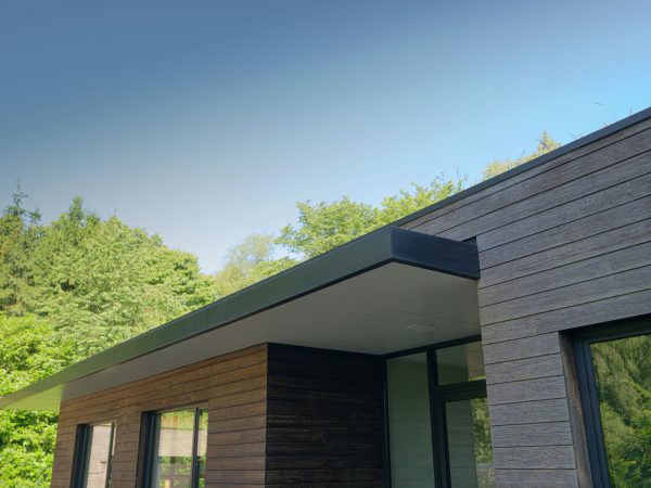 Detailfoto van afwerking en aansluiting overdekte entree met bamboe gevelbekleding