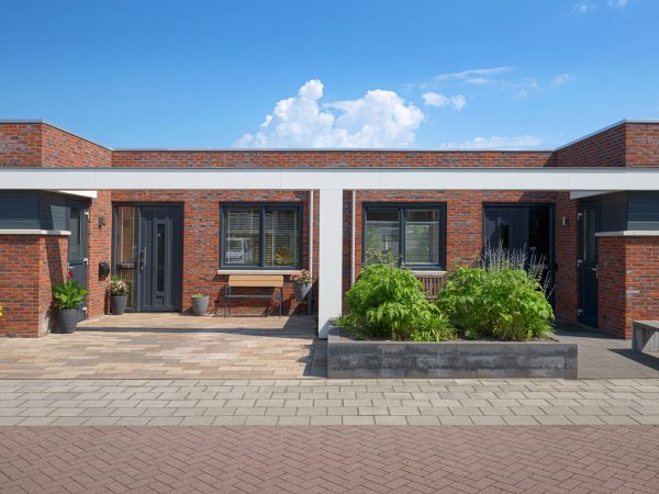 Vooraanzicht van de nieuwbouwwoning