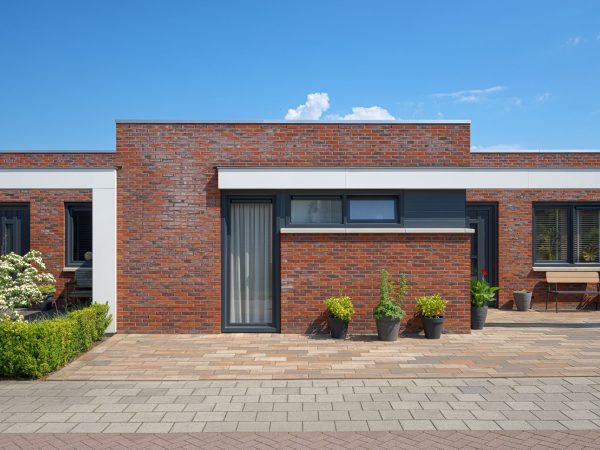 Vooraanzicht van de nieuwbouwwoning