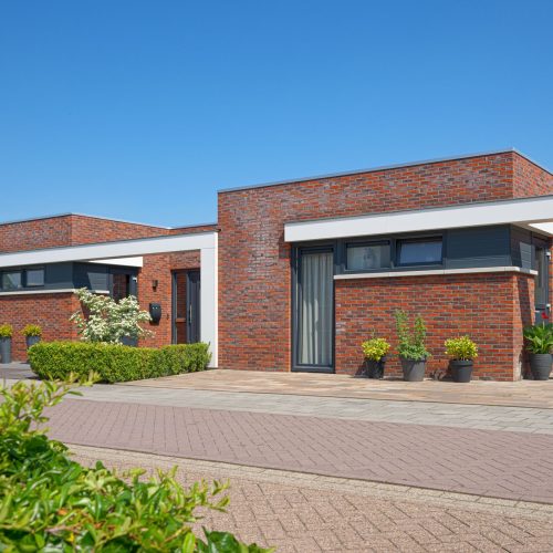 Vooraanzicht van de nieuwbouwwoning
