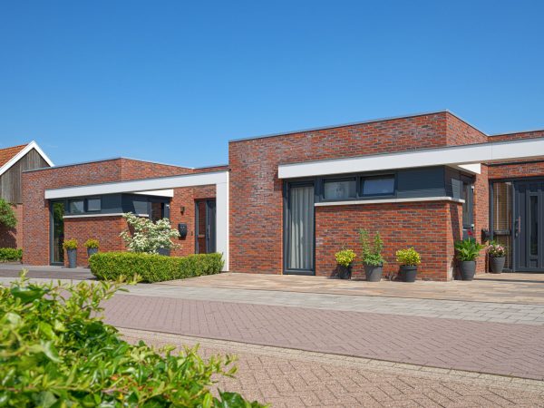 Vooraanzicht van de nieuwbouwwoning