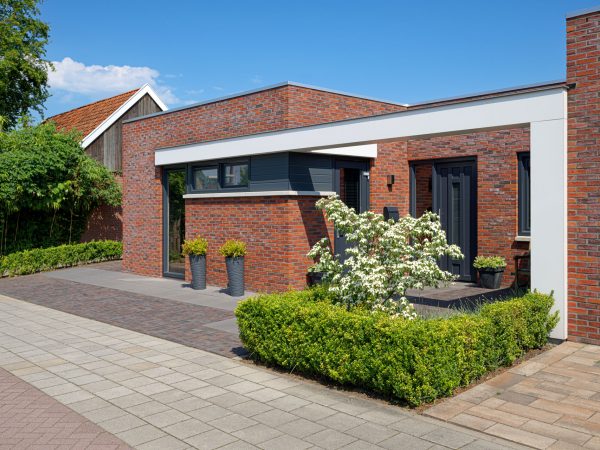 Vooraanzicht van de nieuwbouwwoning