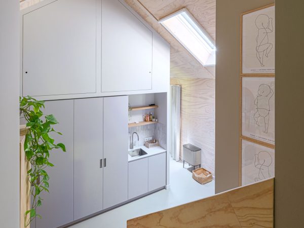 Interieurfoto met op maat getimmerde kastenwand voorzien van pantry en opbergruimte