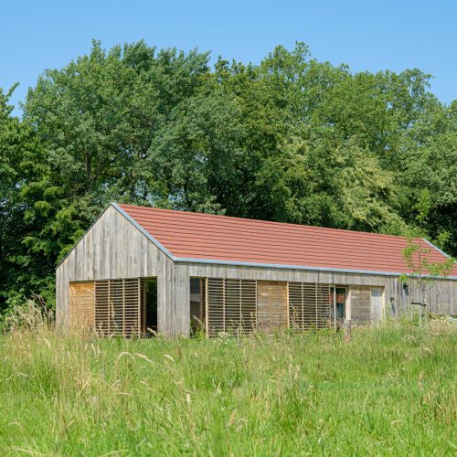 Vooraanzicht vanuit het aangelegen weiland