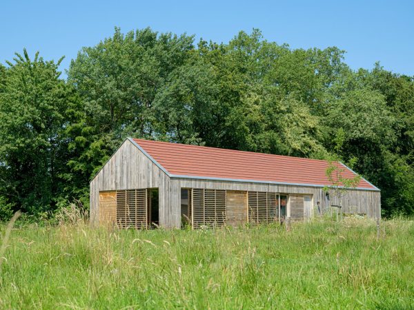Vooraanzicht vanuit het aangelegen weiland