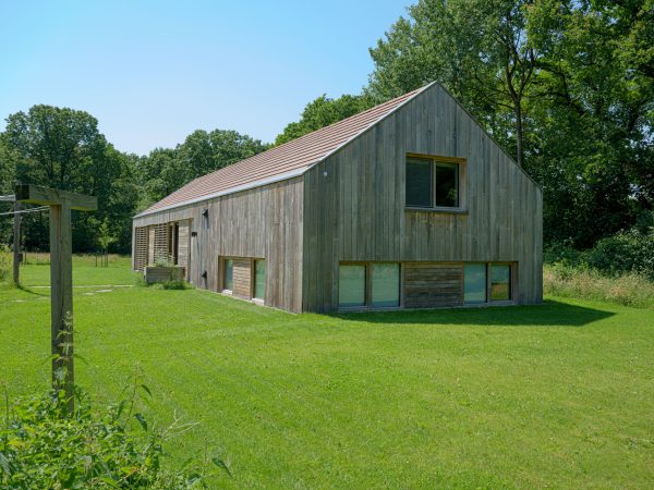 Zijaanzicht van de nieuwbouwwoning