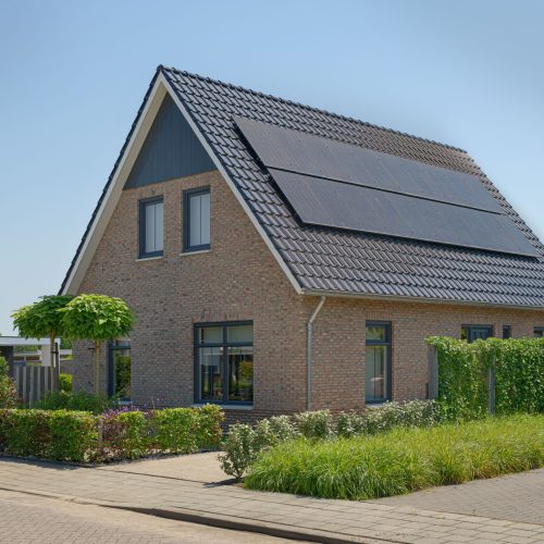 Vooraanzicht van de nieuwbouwwoning