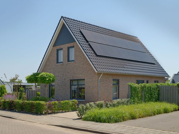 Vooraanzicht van de nieuwbouwwoning