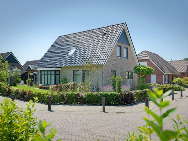 Zijaanzicht vanaf straatzijde van de nieuwbouwwoning