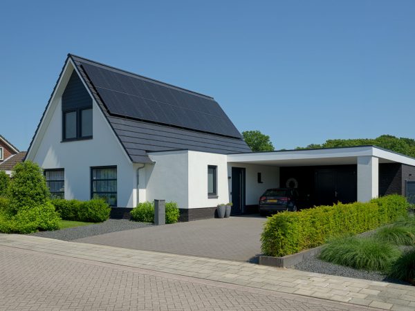 Vooraanzicht rechts van de nieuwbouwwoning voorzien van ruime carport