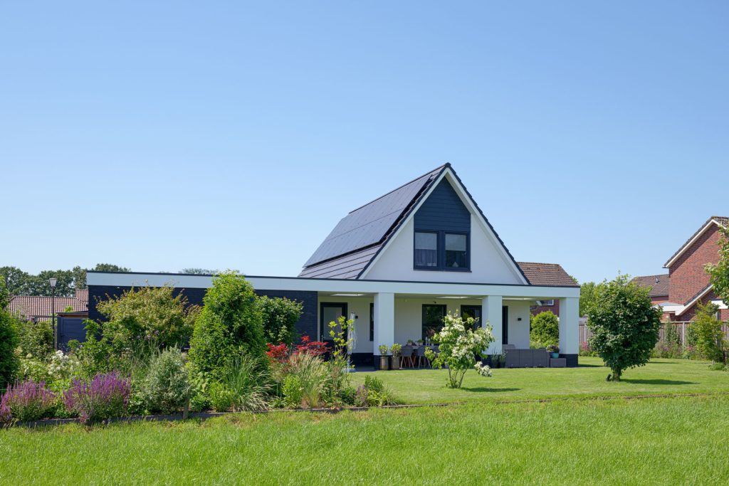 Achteraanzicht van de nieuwbouwwoning
