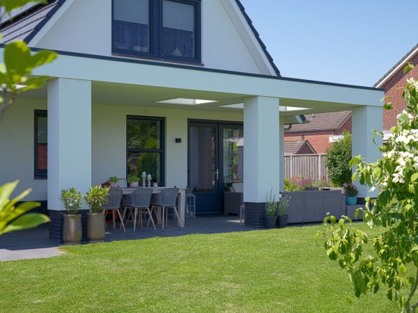 Terras met overkapping aan de achterzijde van de nieuwbouwwoning