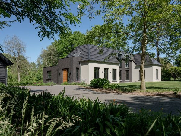 Vooraanzicht van de nieuwbouwwoning