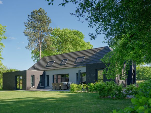 Achteraanzicht van de nieuwbouwwoning